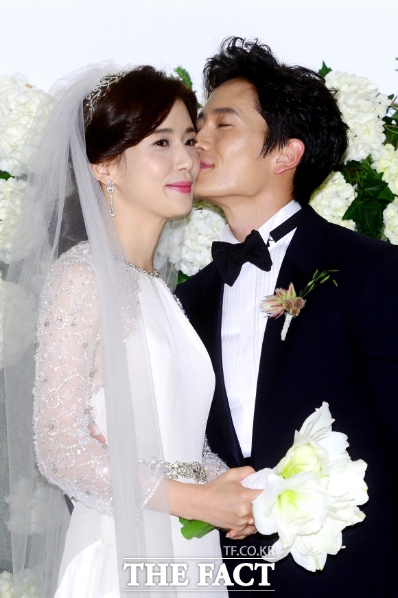 지난 2013년 백년가약을 맺은 이보영 지성 부부. 지성은 아내 이보영이 내 딸 서영이와 너의 목소리가 들려를 통해 연달아 주목을 받자 이보영 남편이란 수식어로 불리기도 했다./남윤호 기자