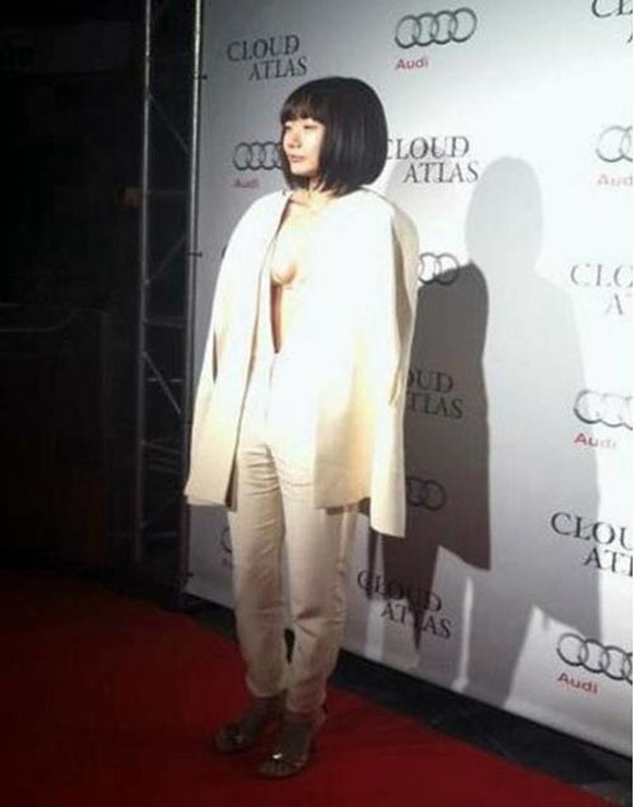 가슴 노출 이 정도!  배두나의 파격 노출은 전 세계 팬들을 사로잡기 충분했다. /NEW 제공