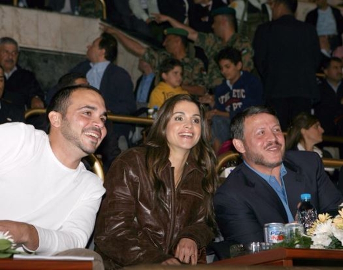 요르단 왕비 빼어난 미모. 요르단 왕비 라니아 알 압둘라(가운데)가 빼어난 미모와 달리 거침없는 발언으로 눈길을 끌었다. / 라니아 알 압둘라 트위터 캡처