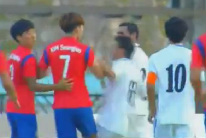 심상민이 1일 태국에서 열린 우즈베키스탄과 경기에서 샴시티노프에게 폭행을 당했다./ 경기 영상 캡처