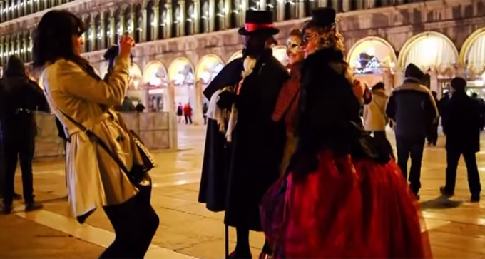 베네치아 카니발 역사. 베네치아 카니발 역사는 12세기에 시작됐다. 베네치아 카니발 역사는 1162년 아킬레이와 분란에서 승리한 기념으로 벌어진 축제에서 시작된 것으로 추정된다. / 유튜브 캡처