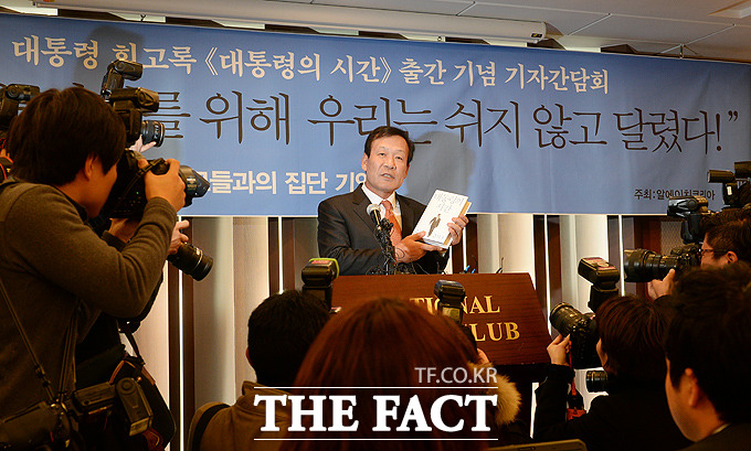 왜, 다들 따지십니까? 김두우 전 청와대 홍보수석이 지난달 30일 오후 서울 중구 프레스센터에서 열린 이명박 전 대통령 회고록 대통령의 시간 출간 기자 회견에 참석해 책을 들어 보이고 있다./임영무 기자