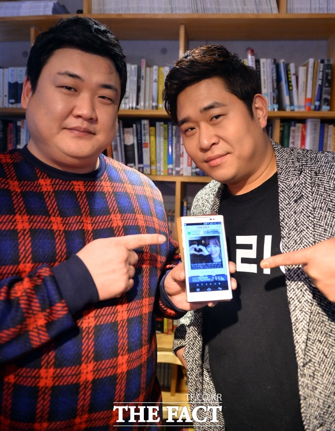 개그맨 김준현(왼쪽) 문세윤이 더팩트 앱을 가리키며 응원의 메시지를 보내고 있다./김슬기 기자