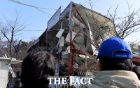 [TF포토] 철거 중단 된 건물 바라보는 구룡마을 주민들