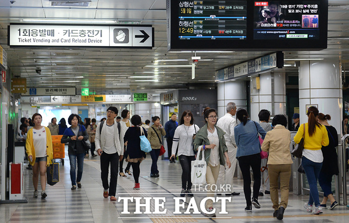 지하철 환승 음악, 김백찬의 얼씨구야. 지하철 환승 음악에 대한 관심이 높아지고 있다. 지하철 환승 음악을 더 희망차게 바꾸자는 의견도 있다. / 이새롬 기자