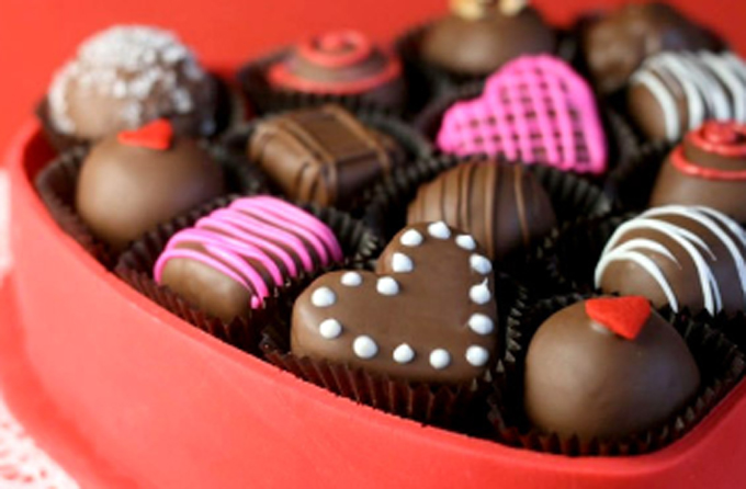 밸런타인데이의 시작은 일본 밸런타인데이는 남녀가 서로 사랑을 맹세하는 날로 알려져 있다. 그러나 초콜릿을 선물하는 날이라는 이미지는 1936년 일본 고베의 한 제과 업체가 초콜릿 광고로 밸런타인데이를 이용하면서 시작됐다. /온라인 커뮤니티