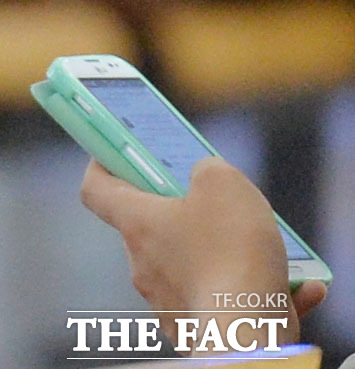 비콘 뜻, 70m 이내 모든 장치와 교신 가능. 비콘 뜻에 대한 관심이 뜨겁다. 비콘 뜻은 저전력 블루투스를 통한 차세대 스마트폰 근거리 통신 기술이다./ 더팩트DB