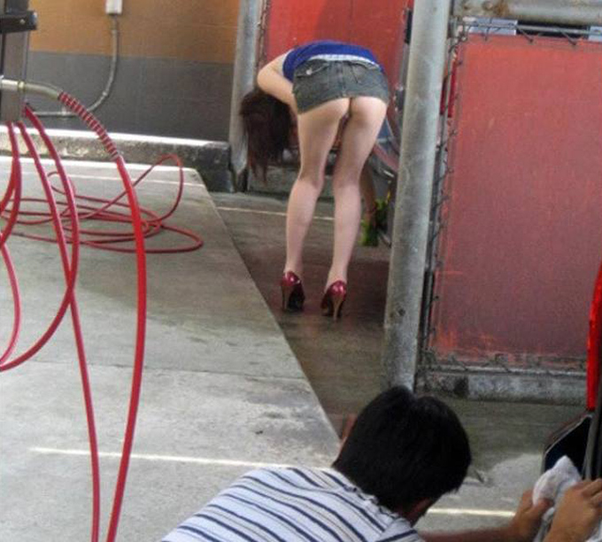 페이스북, 여자의 열정적인 세차. 페이스북에 올라온 세차장 사진이 네티즌들의 눈길을 끌고 있다. 페이스북에서 세차를 하던 여자는 엉밑살을 노출시켜 옆에 있던 남자의 시선을 사로잡았다. / 페이스북 캡처