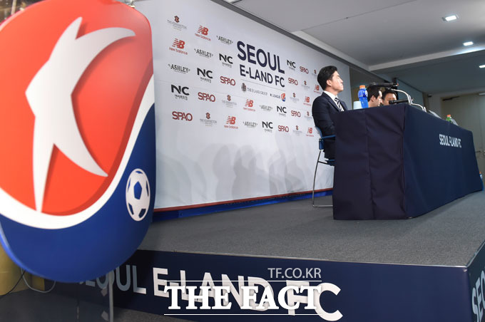 이랜드 FC 엠블럼 속 세마리 표범, 스피드·체력·기술 의미. 이랜드 FC 엠블럼이 공개됐다. 이랜드 FC 엠블럼에는 다섯 가지의 의미가 담겨있다. /최진석 기자