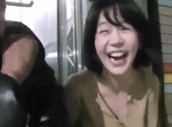 아프리카 티비 쇼리 방송. 아프리카 티비 쇼리 방송이 누리꾼들의 관심을 끌고 있다. 아프리카 티비 쇼리는 노숙자에게 가그린을 갖고 왔다고 말해 눈길을 끌었다./유튜브 영상 캡처