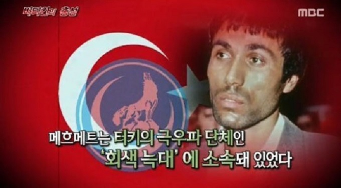 요한 바오로 2세 저격 배후 누굴까 교황 요한 바오로 2세 저격 사건의 배후가 소련 KGB라는 설이 제기됐다. 이에 대해 러시아 정부는 이슬람 광신도의 단독범행이라며 이를 부인했다./MBC 서프라이즈 방송 화면 갈무리