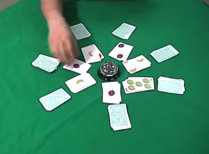 할리갈리 규칙. 할리갈리 규칙은 과일 다섯 개가 보이면 종을 치는 것이다. 할리갈리는 우리나라에서 가장 인기 많은 보드게임 가운데 하나다. / 유튜브 캡처