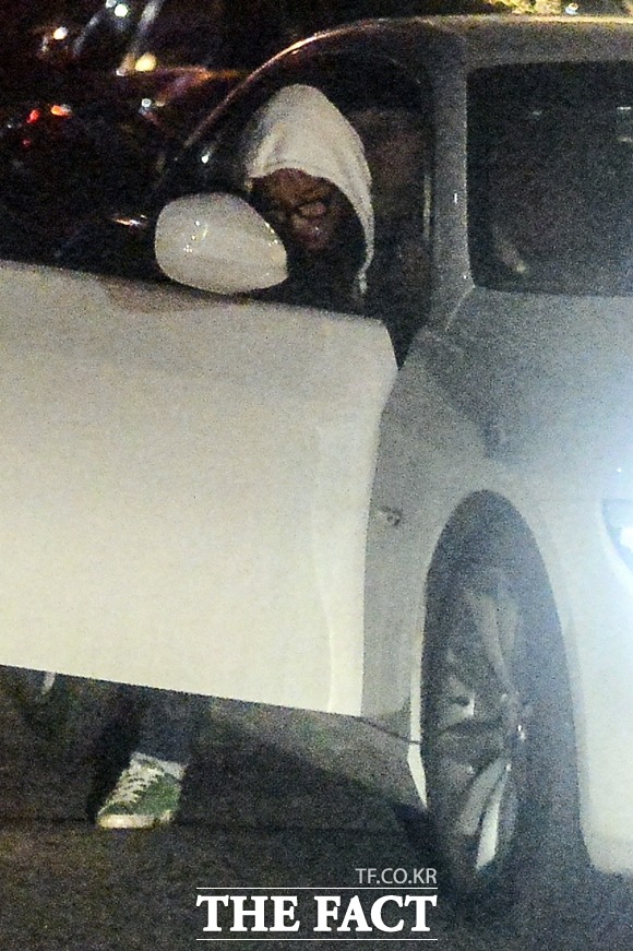 손호준의 차에 올라타는 김소은. 김소은은 손호준의 애마인 BMW 328i를 타고 함께 데이트를 즐겼다. / 최진석 기자