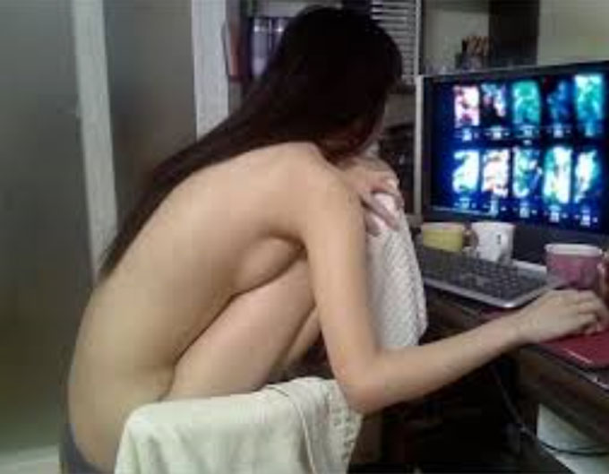 롤 인벤, 이렇게 롤하는 여자 본 적 있어? 롤 인벤에 이 정도 롤하는 여자 어떰??이라는 제목으로 사진 한 장이 올라와 롤 인벤 유저들의 눈길을 끌고 있다. 사진 속에는  옷은 전혀 입지 않은 한 여성이 롤 로딩창을 바라보고 있다. /롤 인벤 게시판