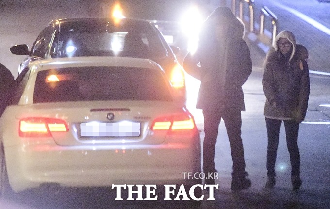 손호준 김소은의 애마. 손호준(왼쪽)과 김소은은 흰색 BMW 328i를 타고 데이트를 즐겼다. / 배정한 기자