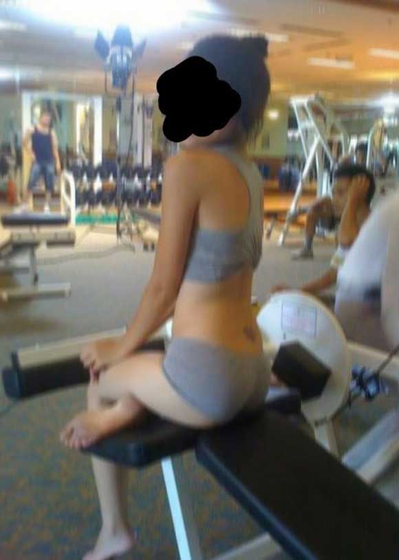 헬스장 민폐녀, 낯뜨거운 운동복 차림. 속옷 수준의 트레이닝복을 입고 운동하고 있는 한 여성의 사진이 올라왔다. 이 사진 속 여성은 엉덩이 일부가 보이는 아찔한 운동복을 입고 있다. / 온라인 커뮤니티 캡처