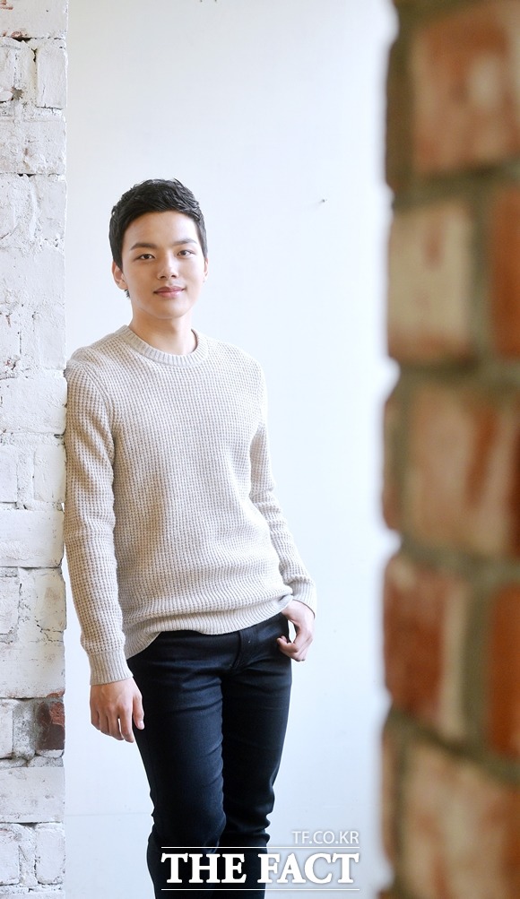 멋진 포즈를 취하고 있는 여진구. 여진구는 사진 찍는 건 아직까지 정말 어려운 일이라고 말했다. /문병희 기자