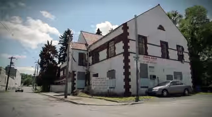 젠트리피케이션 뜻, 슬럼가에 들어선 고급 주택들. 젠트리피케이션 뜻이 슬럼가의 고급 주택화이다. 젠트리피케이션 뜻은 1962년 영국 사회학자 루스 글래스가 그런 현상을 묘사하기 위해 만든 말이다. /유튜브 영상 캡처