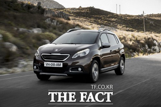 저렴한 가격과 연비로 무장한 푸조 2008 푸조 2008은 3000만 원대 가격과 함께 복합 연비 ℓ당 17.4km를 실현해 한국 소비자 공략에 나섰다. / 푸조 제공