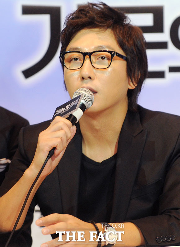 탁재훈, 이혼소송 중 외도 논란. 탁재훈과 아내 이효림 씨의 이혼소송이 진행되는 가운데 그가 외도를 했다는 논란이 일고 있다. 탁재훈 측은 사실무근이라고 반박했다. /더팩트 DB