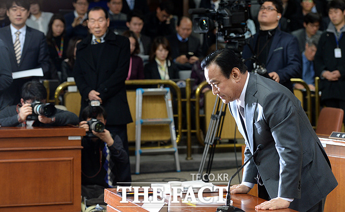 죄송합니다 이완구 국무총리 후보자가 10일 오전 서울 여의도 국회에서 열린 국무총리 후보자 인사청문회에 참석해 언론 외압과 관련한 의원들의 질문에 자리에서 일어나 고개숙여 인사를 했다./국회=임영무 기자