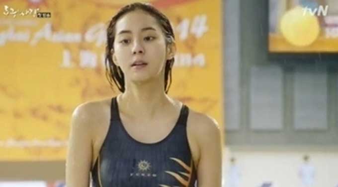 유이, 수영복 몸매. 유이의 수영복 몸매에 누리꾼들의 눈길이 쏠리고 있다. 유이는 9일 방송된 호구의 사랑에서 섹시미 넘치는 수영복 자태를 뽐냈다. /tvN 호구의 사랑 영상 갈무리