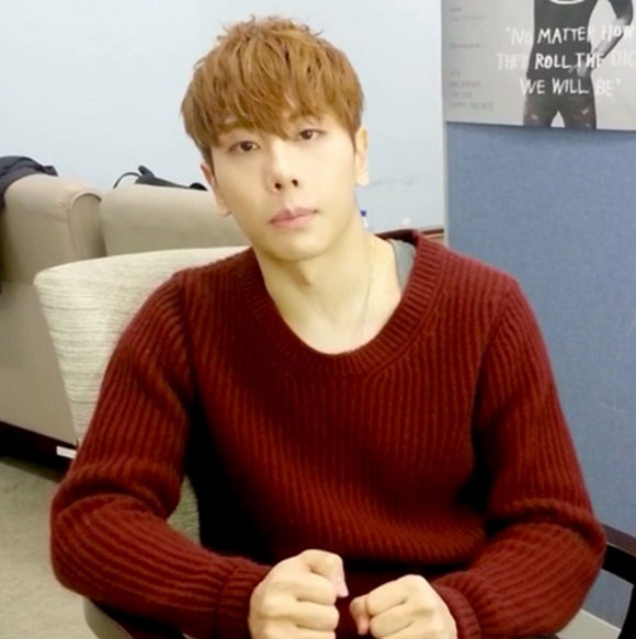 박효신, 갈수록 잘생겨져. 박효신의 최근 얼굴이 SNS에 올라왔다. 박효신은 지난 2009년 성형사실을 고백한 바 있다. /봉구 인스타그램