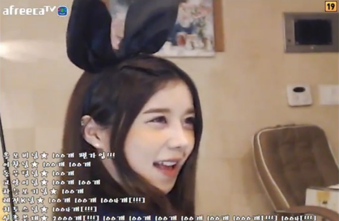 아프리카 티비, BJ 열매의 미소. 아프리카 티비 BJ 열매는 요염한 동작으로 시청자들의 시선을 사로잡았다. 시청자들이 별풍선으로 뜨거운 반응을 보내자 아프리카 티비 BJ 열매는 미소로 기쁜 마음을 표현했다. / 아프리카 티비 캡처