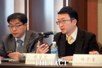 [TF포토] 토론하는 최성진 한국인터넷기업협회 사무국장
