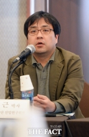 [TF포토] 토론하는 김위근 한국언론진흥재단 선임연구원