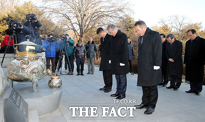 정청래, 문재인 참배 비판 문재인 새정치민주연합 당대표가 9일 오전 서울 동작구 국립서울현충원에서 박정희 전 대통령 묘소를 참배하고 있다. /공동취재사진