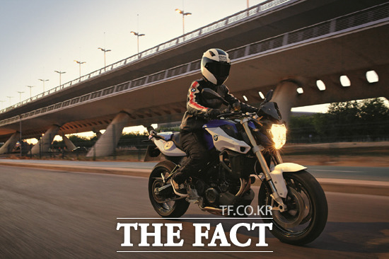 BMW 모토라드 뉴 F 800 R BMW의 모터사이클 부문인 BMW 모토라드 코리아가 새로운 미들급 로드스터 뉴 F 800 R을 출시했다. / BMW 모토라드 제공