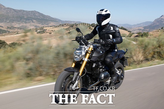BMW 모토라드 뉴 R 1200 R BMW의 모터사이클 부문인 BMW 모토라드 코리아가 도심형 다이내믹 로드스터 뉴 R 1200 R을 출시했다. / BMW 모토라드 제공