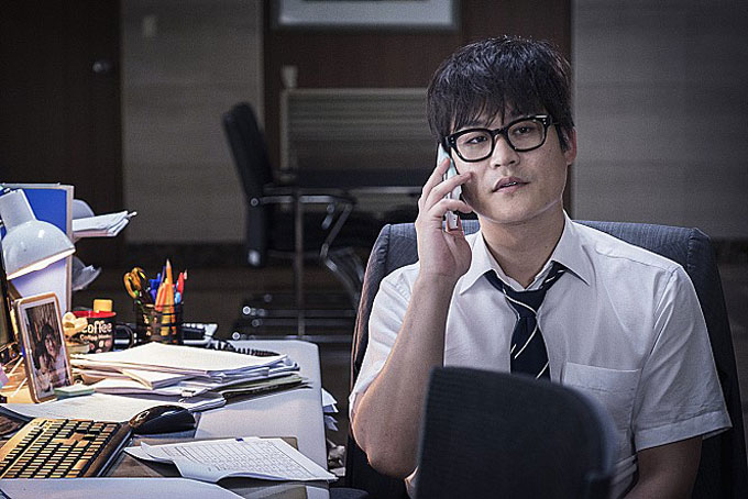 살인의뢰, 평범한 회사원의 삶이 뒤집히다. 살인의뢰의 메인 예고편과 포스터가 공개돼 누리꾼들의 관심을 받고 있다. 살인의뢰는 여동생을 잃은 형사와 아내를 잃은 은행원의 복수를 그린다. /살인의뢰 스틸