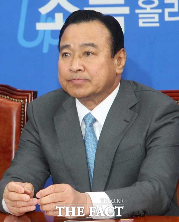 김영란법, 통과되면 언론인 불이익? 이완구 국무총리 후보자의 발언이 담긴 녹취록이 공개되자 다시 한 번 김영란법이 주목받고 있다. 김영란법은 공무원이 직무 관련성 없는 사람에게 100만 원 이상의 금품을 받으면 대가성이 없어도 형사처분을 할 수 있도록 하는 내용을 담고 있다. 김영란법의 적용 대상은 공무원뿐만 아니라 모든 언론인도 포함된다. /임영무 기자