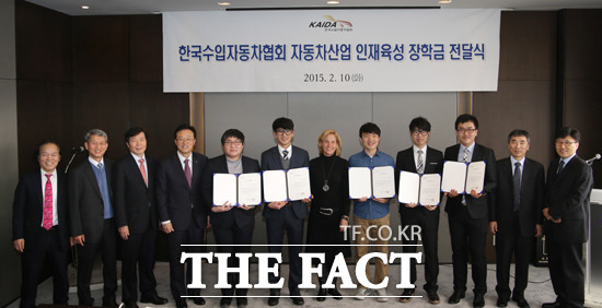 KAIDA, 자동차 인재 육성 위해 장학금 전달 한국수입자동차협회가 10일 국내 3개 자동차공학 대학원 대학원생 5명에게 장학금을 전달했다. / 한국수입자동차협회 제공