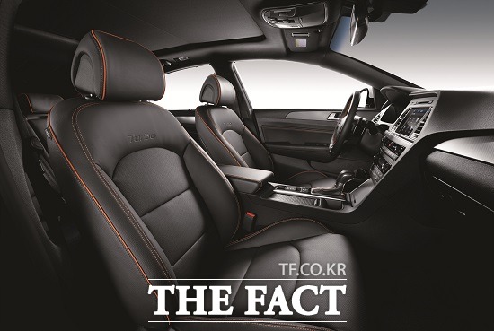 쏘나타 2.0 터보에는 전용 외장 색상인 피닉스 오렌지 칼라가 라인업에 새로 추가, 시트와 스티어링 휠 등에 오렌지 칼라 스티치 적용이 가능해져 세련된 감각을 한층 더했다.