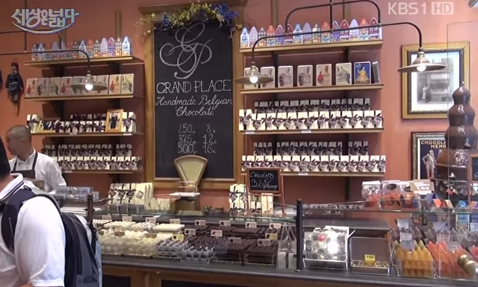스위스 초콜릿의 역사, 밀크 초콜릿 개발. 스위스 초콜릿의 역사가 발렌타인데이를 앞두고 관심을 받고 있다. 스위스 초콜릿의 역사에서 콘칭 기법과 밀크 초콜릿이 개발된 것으로 알려져 눈길을 끌고 있다. / KBS1 세상은 넓다 방송 화면 캡처