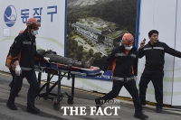 [TF포토] '사당종합체육관 부상자 이송하는 구급대원'