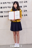 [TF사진관] '에이핑크 막내' 오하영, '마지막으로 교복을 입고~ 졸업식 참석'