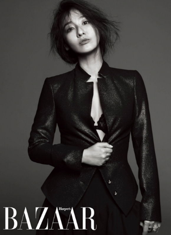 이미연 화보. 이미연의 BAZAAR 화보에 관심이 쏠리고 있다.  / BAZAAR 제공