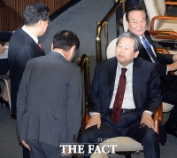 [TF포토] 한선교 위원장의 인사 받는 김무성 새누리당 대표