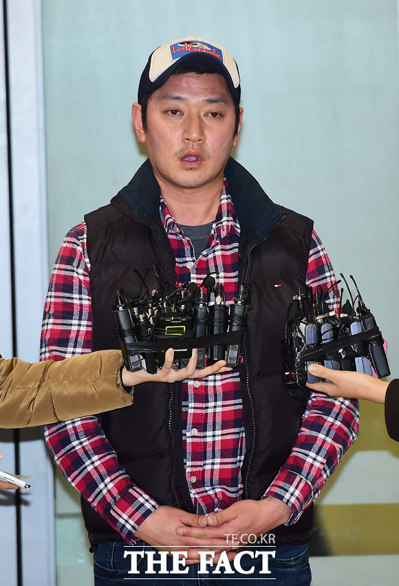 사과하는 바비킴. 바비킴이 13일 인천국제공항으로 귀국해 기내 난동 논란에 대해 사과했다. / 배정한 기자