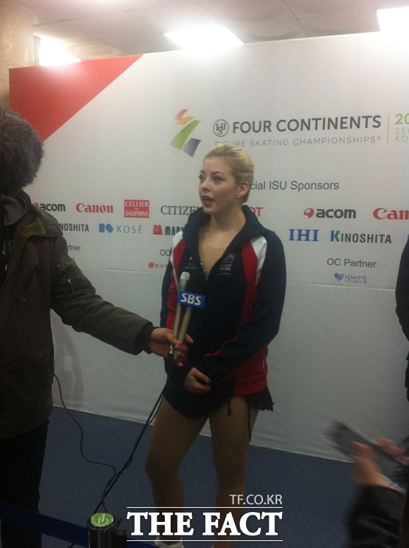 그레이시 골드, 김연아에게 다시 엄지손가락. 그레이시 골드가 13일 열린 4대륙 피겨스케이팅 선수권대회 여자 싱글 쇼트프로그램을 마친 뒤 인터뷰하고 있다. / 목동아이스링크 = 김광연 기자
