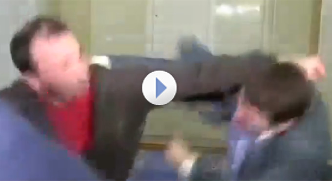 우크라이나 국회 격투 장면. 우크라이나 국회에서 의원 간의 몸싸움이 주목을 받았다. 이날 싸움을 벌인 우크라이나 국회의원은 뼈가 부러지고 피를 흘렸다./유튜브, ytn 영상 캡처