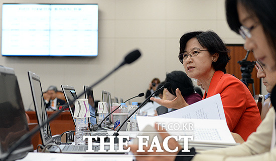 추미애 의원, 추다르크 별명 유래 봤더니. 추미애 의원은 지역감정에 맞서 선전하면서 추다르크 별명을 얻었다. 추미애 의원 외에도 지난 2012년 총선과 2014년 재보궐 선거에서 많은 의원들이 지역감정 타파로 주목 받은 바 있다. /임영무 기자