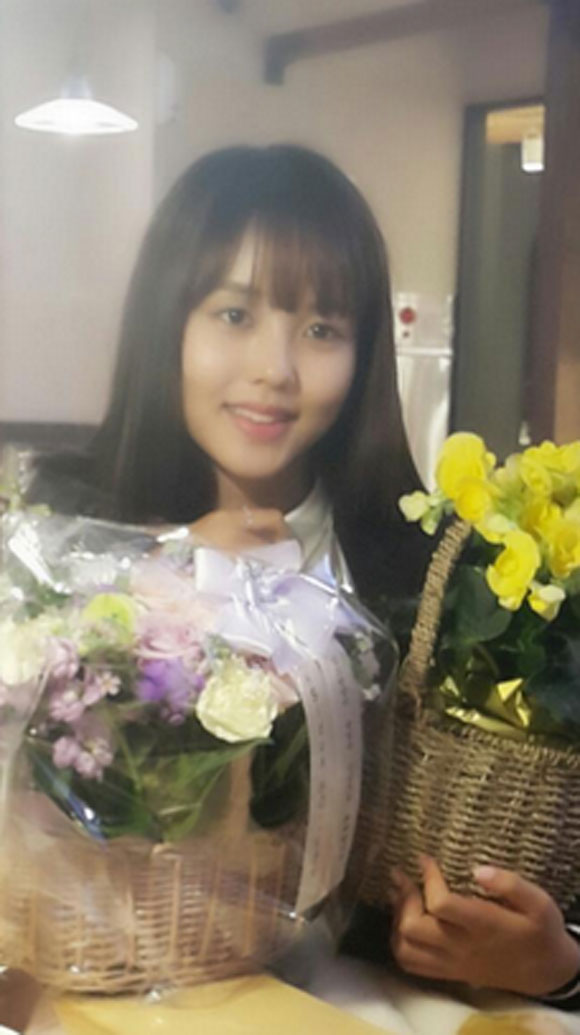 김소현, 졸업식서 풋풋한 매력. 김소현이 12일 용인문정중학교 졸업식에 참석했다. 김소현은 1999년생으로 올해 고등학교에 새로 입학하게 된다. /김소현 트위터