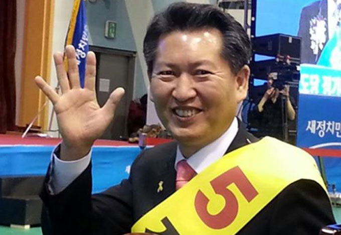 정청래, 그렇게 잘못한 건가요? 정청래 의원이 이승만·박정희 전 대통령을 히틀러에 비유했다. 정청래 의원의 발언에 보수단체의 반발이 이어지고 있다./ 정청래 의원 페이스북