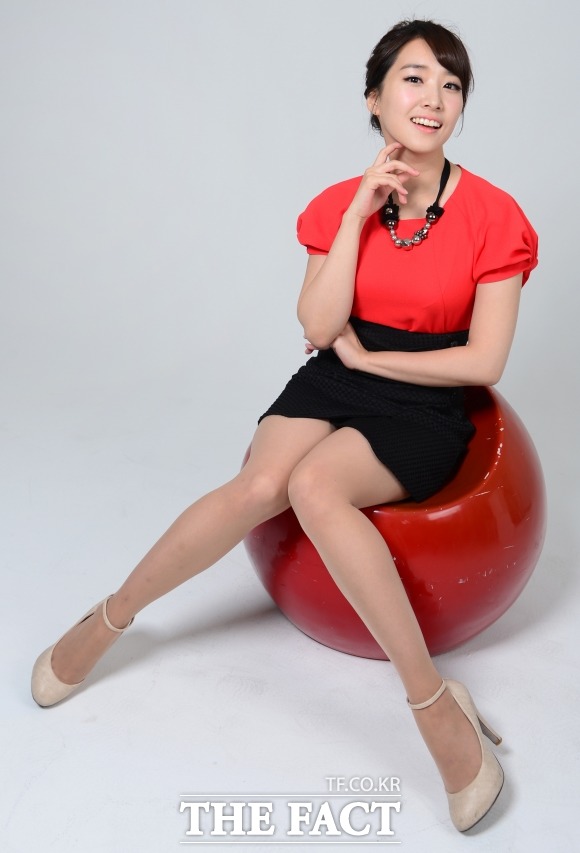 김선신 야구 여신 미모. 김선신 아나운서가 미모와 몸매로 스포츠 팬들에 눈도장을 찍었다. 김선신 아나운서는 미국 애리조나에서 1차 캠프 소식을 전달한다. / 더팩트DB