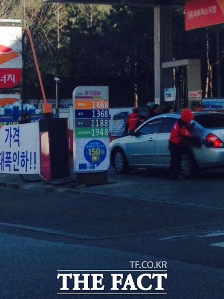 32주 만에 올랐다 14일 한국석유공사에 따르면 2월 9일부터 13일까지 주유소 기준 휘발유 판매가격은 전 주 대비 4.5원 오른 ℓ당 평균 1416.7원으로 집계됐다./ 성강현 기자